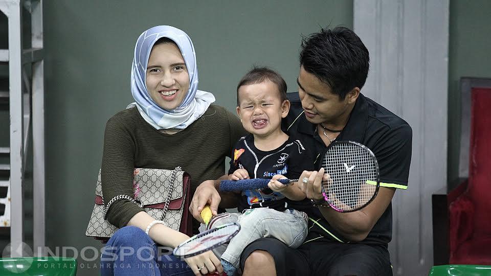 Kemesraan Tontowi Ahmad (kiri) bersama sang istri Michelle Harmanic dan anaknya Danish Arsenio Ahmad.